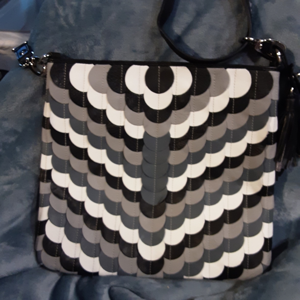 Gianni Conti Leather Bag is a medium-sized crossbody bag - Picture 9 of 10